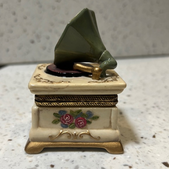 Gramophone porcelain record player trinket box embossed roses - Picture 8 of 12